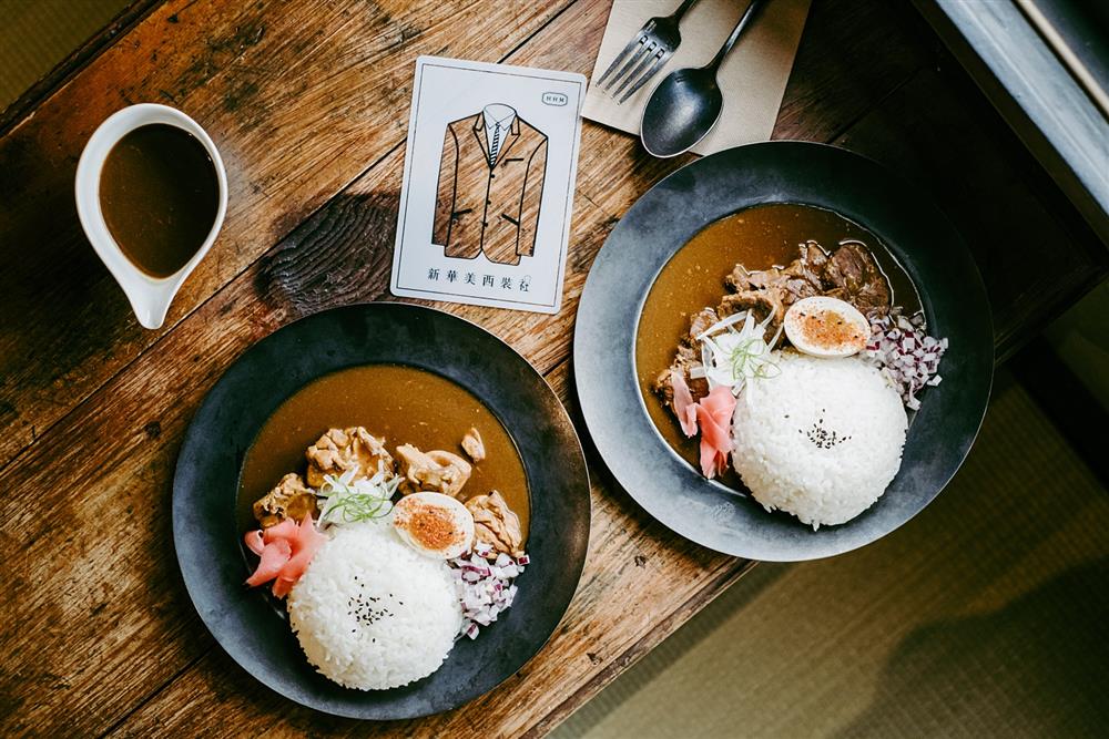 小檔華美昭和咖哩，分別有雞肉與牛肉風味