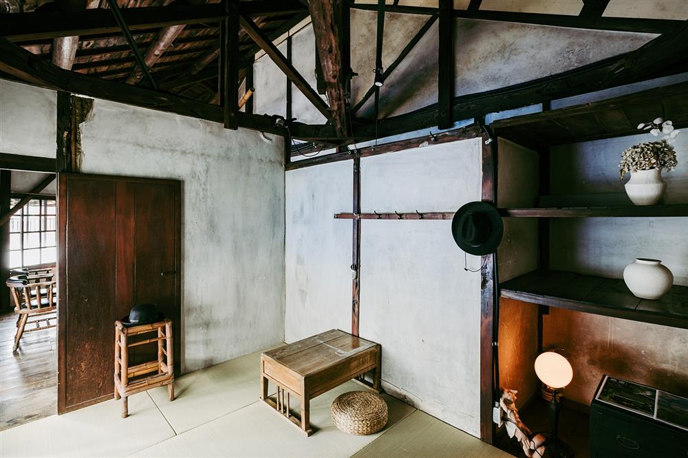 小檔屋樑屬於不用一根釘子的​​金輪繼榫接技法支撐，牆面刻意保留歲月的痕跡