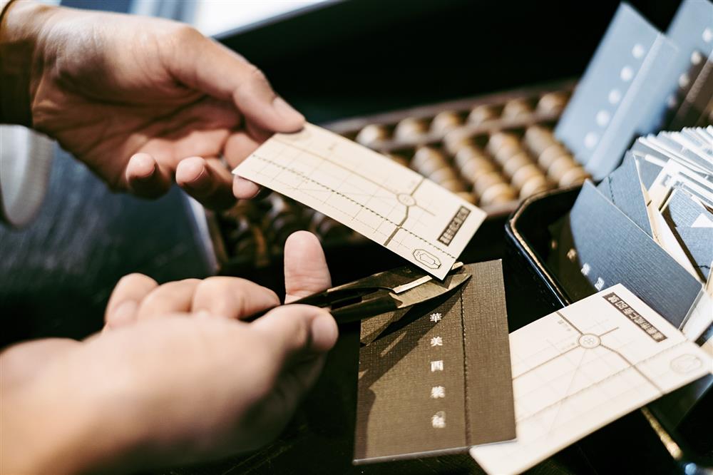 小檔名片上地圖的鈕扣圖騰是中央噴水池