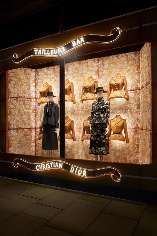 DIOR x HARRODS_2022_Windows © Adrien Dirand1 DIOR x HARRODS_2022_Windows © Adrien Dirand1