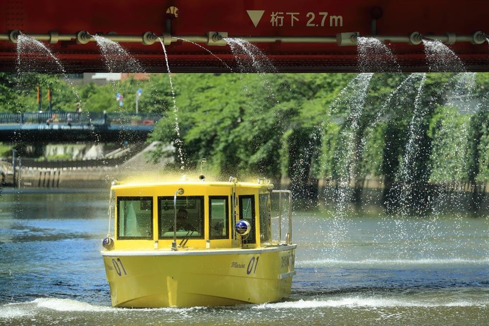 圖5:發揮精巧船身的特性,暢行於低矮橋梁下、狹窄運河間,提供與眾不同的水上視角。(圖片來源:ⒸTOKYO WATER TAXI) 圖5:發揮精巧船身的特性,暢行於低矮橋梁下、狹窄運河間,提供與眾不同的水上視角。(圖片來源:ⒸTOKYO WATER TAXI)