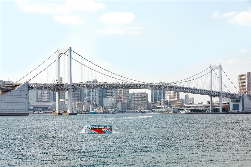 圖9:搭乘Sky Dcuk的「台場環景路線」就能就近欣賞日劇經典浪漫場景-彩虹大橋。(圖片來源:Ⓒ日之丸自動車興業株式會社) 圖9:搭乘Sky Dcuk的「台場環景路線」就能就近欣賞日劇經典浪漫場景-彩虹大橋。(圖片來源:Ⓒ日之丸自動車興業株式會社)