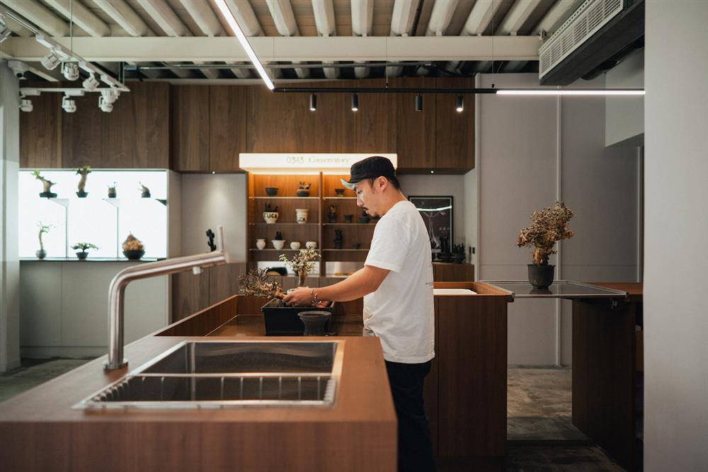 15_店長Addie櫃台換盆01_0343 CONSERVATORY TAINAN__DSC0560