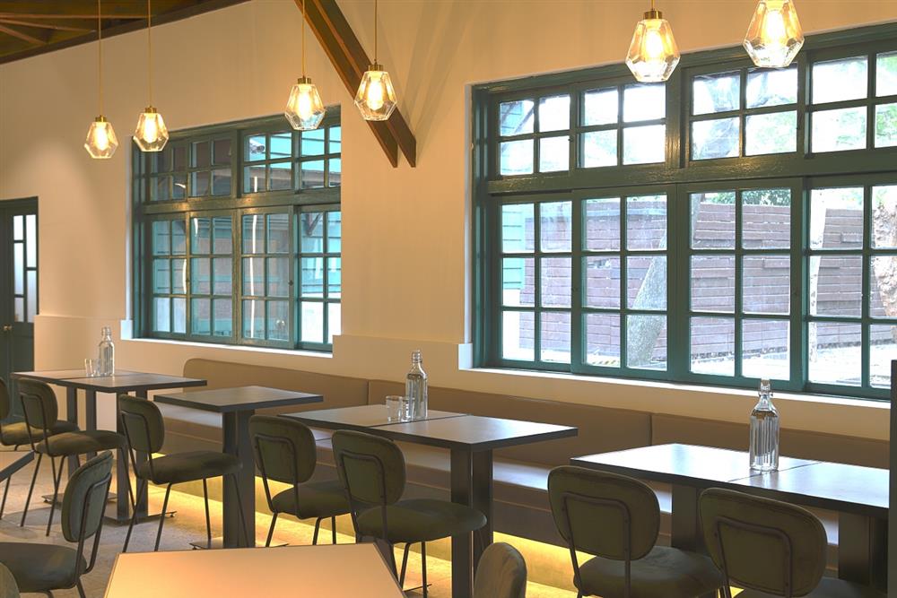 小檔光一 一個時間靠窗座位區「光一 一個時間」不僅僅是餐飲場域，而是一個多元文化的交流空間，將規劃各式各樣策展活動，邀請旅人走進松山菸廠育嬰室