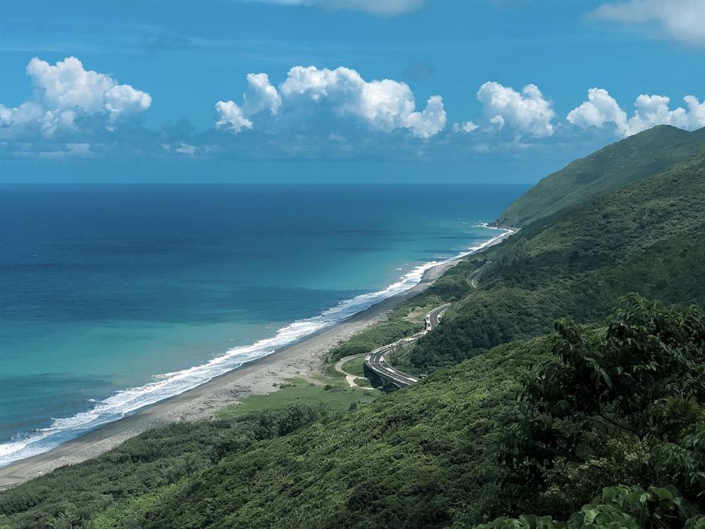 1. 專注於客製化旅行服務的風尚旅行社，在今年推出深度旅遊企劃「南迴解憂大飯店」—— 一座位在南迴公路台 9 線、由土地智慧和自然萬物形塑而成的渡假飯店jpg