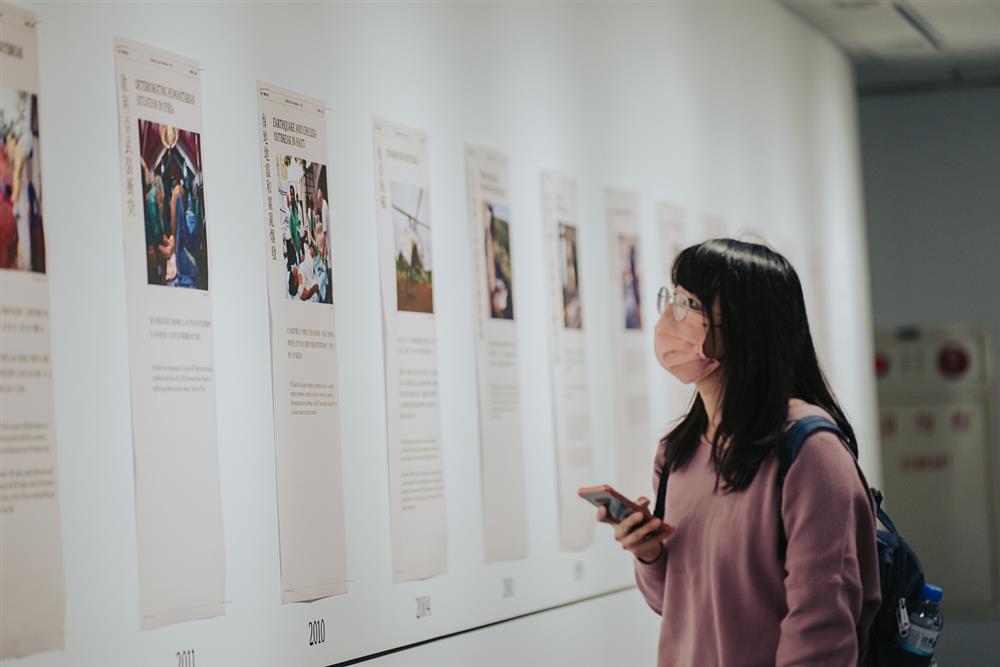 小檔8_民眾參觀無國界醫生《前線：醫療與紀實》展覽。（圖片提供：無國界醫生）