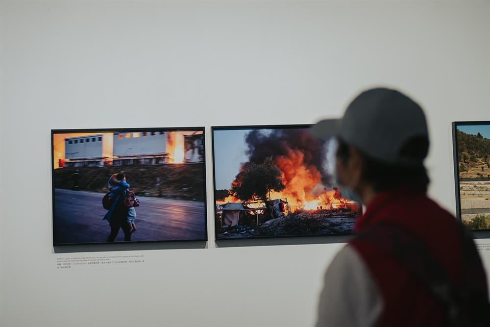 小檔10_民眾參觀無國界醫生《前線：醫療與紀實》展覽。（圖片提供：無國界醫生）