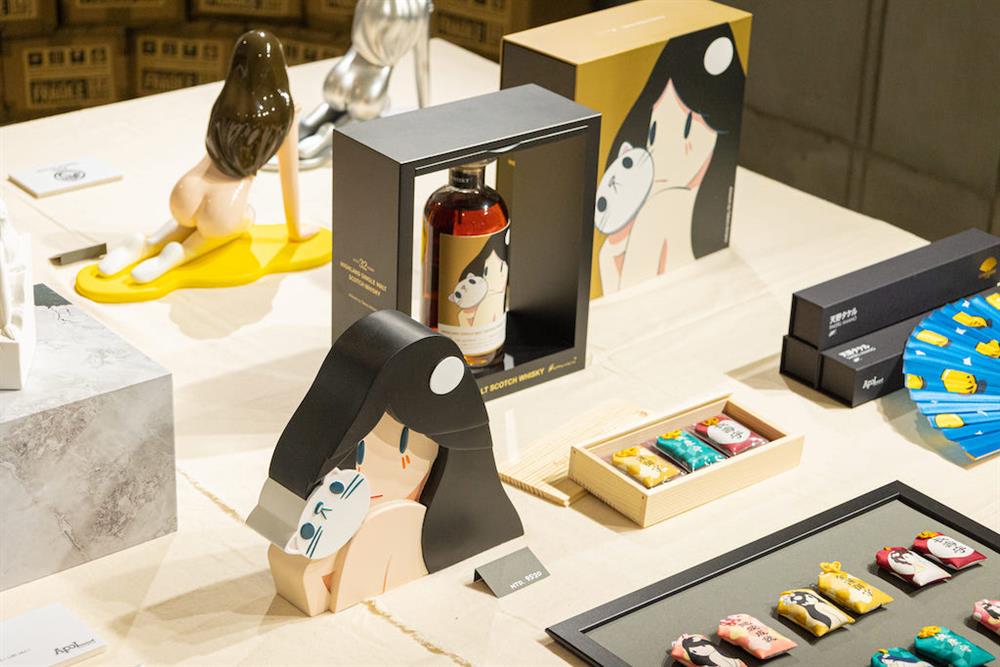 10. 豐富周邊包括有御守、紙扇、雕塑、擴香、聯名威士忌禮盒等多種選擇（APOL Gallery提供）
