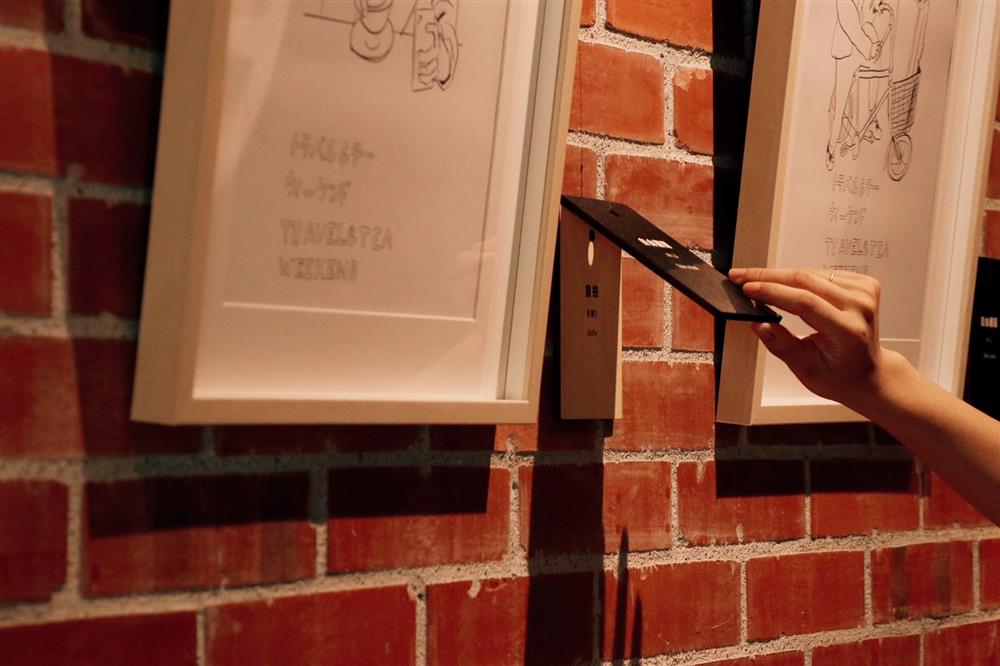 補充 3F作品掀牌3執筆的小關司先生為畫作精簡命題，U.I.J順應其冷面笑匠的性格，特以「不破題」的木製蓋牌，保留觀者無限的想像空間。