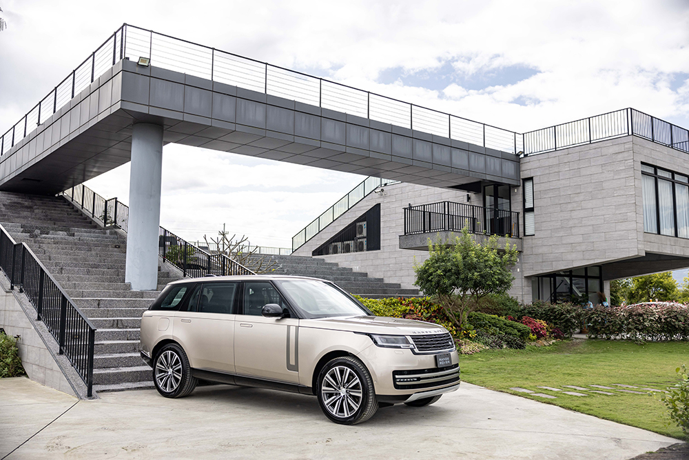 Land Rover 以材質創新研發引領全球汽車產業，這次再以先進複合金屬為全新車體結構賦予重量、強度與剛性的完美平衡。
