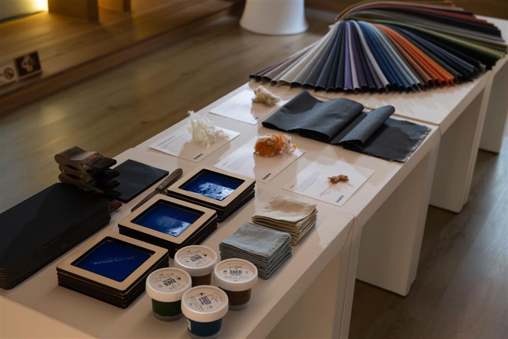 Kvadrat 在1968年於丹麥 Ebeltoft 小鎮成立，擁有深厚的斯堪地納維亞設計傳統，持續不斷為紡織品開創新面貌，提供建築師、設計師及大眾更多高品質的現代織品設計。