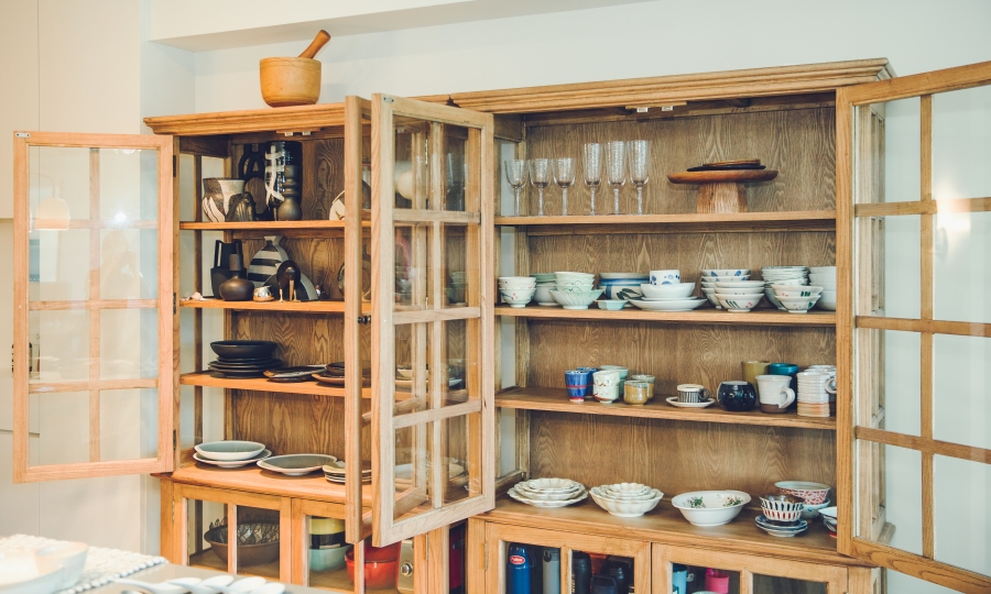 (壓縮)余汶杰家中的層櫃特別拿來收藏各類的食器，除了一般陶器之外，還有木質、玻璃等材質。