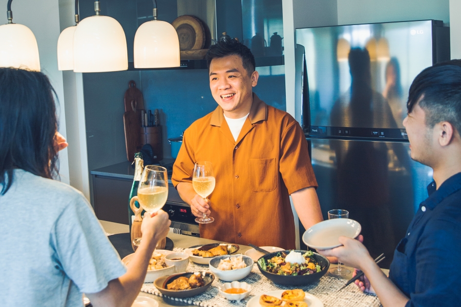 (壓縮)余汶杰很建議餐具可以準備Serving Plate作為餐墊使用，在其上方則再放一個盤子盛裝食物，最下面的盤子不會更換。Serving Plate也可以視餐會不同主題更換不同材質或顏色，變化餐桌的氛圍。