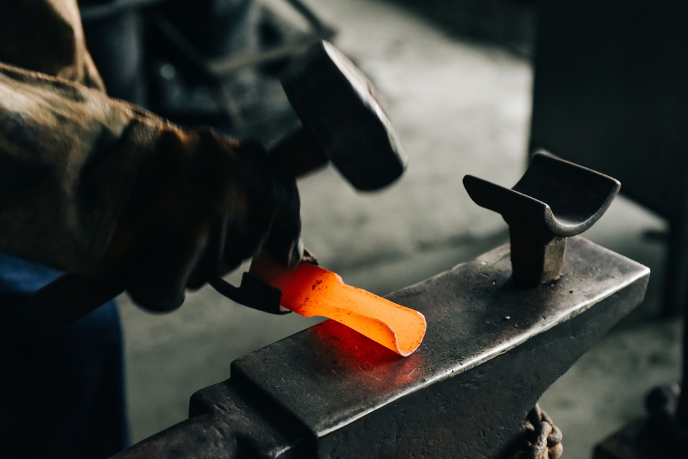 壓縮_徐奕承延續傳統鍛造工法,也參照現代科學化的製程,結合今昔的工序,使得刀子更有彈性。 壓縮_徐奕承延續傳統鍛造工法,也參照現代科學化的製程,結合今昔的工序,使得刀子更有彈性。