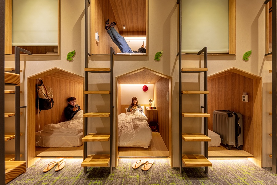 小檔 町.草休行館4-1提供不同類型旅人，床位分為上下舖單人床、舒適雙人床位、舒適三人房及舒適四人房。