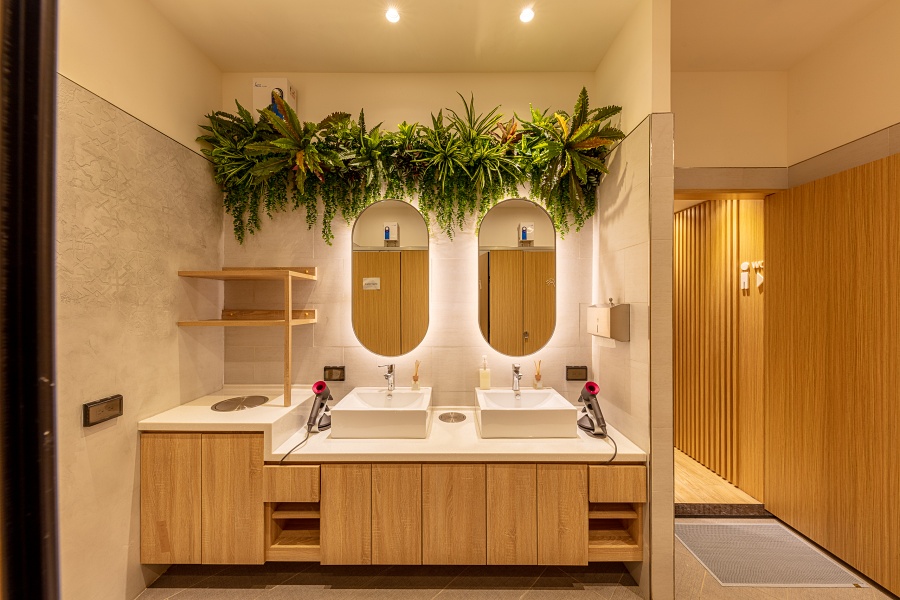 小檔 町.草休行館5-1舒適公共衛浴，提供「茶籽堂」盥洗用品及dyson吹風機，備有毛巾、充電線、行李鎖等供旅人租用。