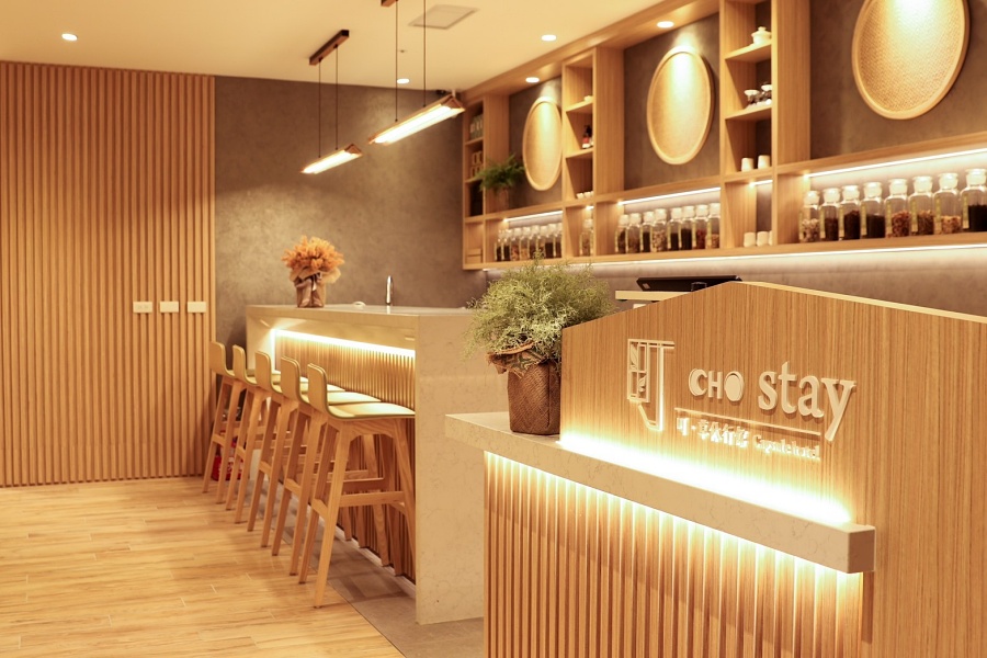 小檔 町.草休行館1-1臺灣知名文創旅館業者「小鹿文娛集團」，揉合西方底蘊與臺灣茶文化，打造全臺唯一機場膠囊旅館「町．草休行館」，將於2023年01年01月重啟並試營運