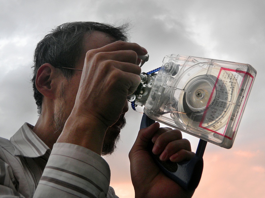 小檔北美館2023展覽7高重黎，《持放映機的人》，2007。圖像由藝術家提 供。