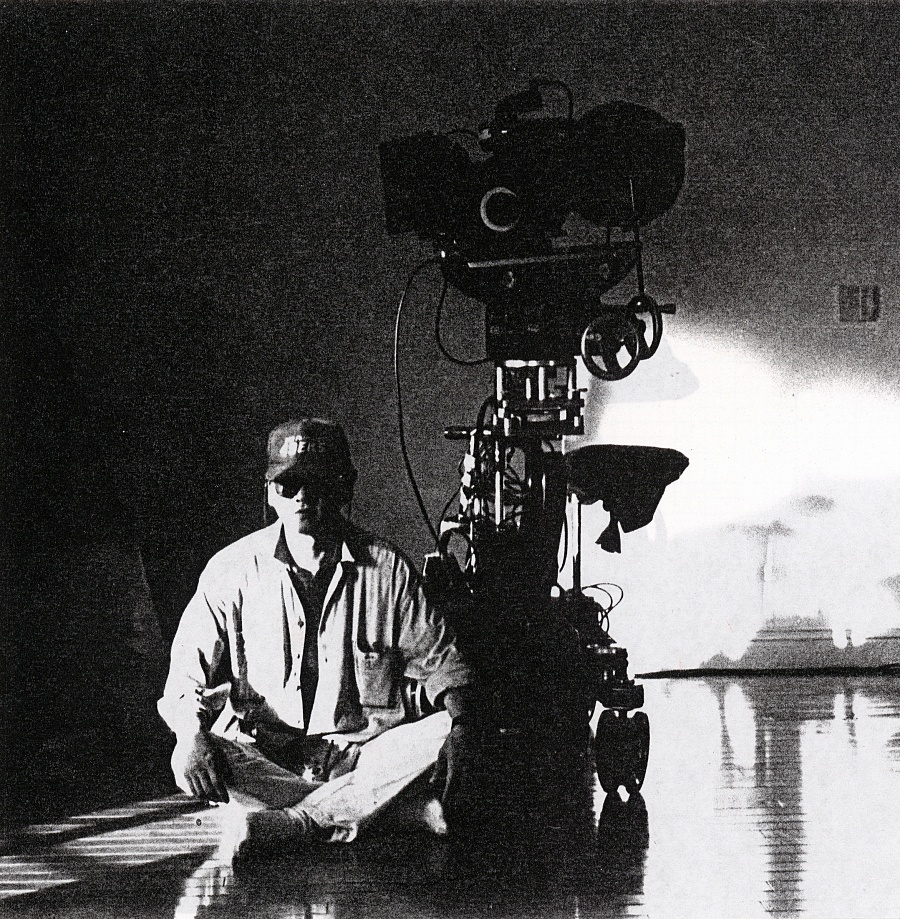 小檔北美館2023展覽4《獨立時代》工作照，楊德昌於拍攝現場(約於 1994 年)。圖像由國家電影及視聽文化中心提供。              