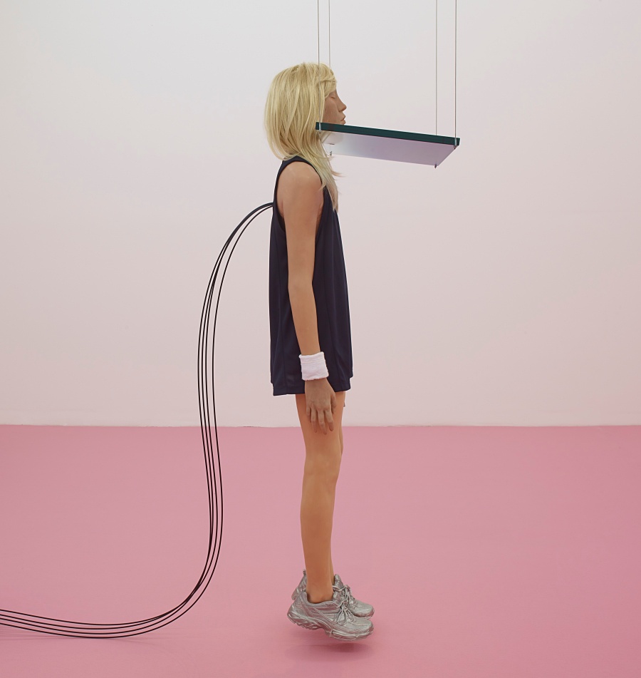 小檔北美館2023展覽14安德羅・韋庫亞，《無題》，2014，假髮、矽膠、蠟、 高分子石膏、聚胺酯泡棉、鋼材、玻璃、合成繩索、鋁 材鑄件、布料、馬達、電子零件、機械裝置，212.1 × 101.6 × 68.6 公分。 © Andro Wekua, VG Bild-Kunst, Bonn 2022. 私人收藏，攝影:Stephen White