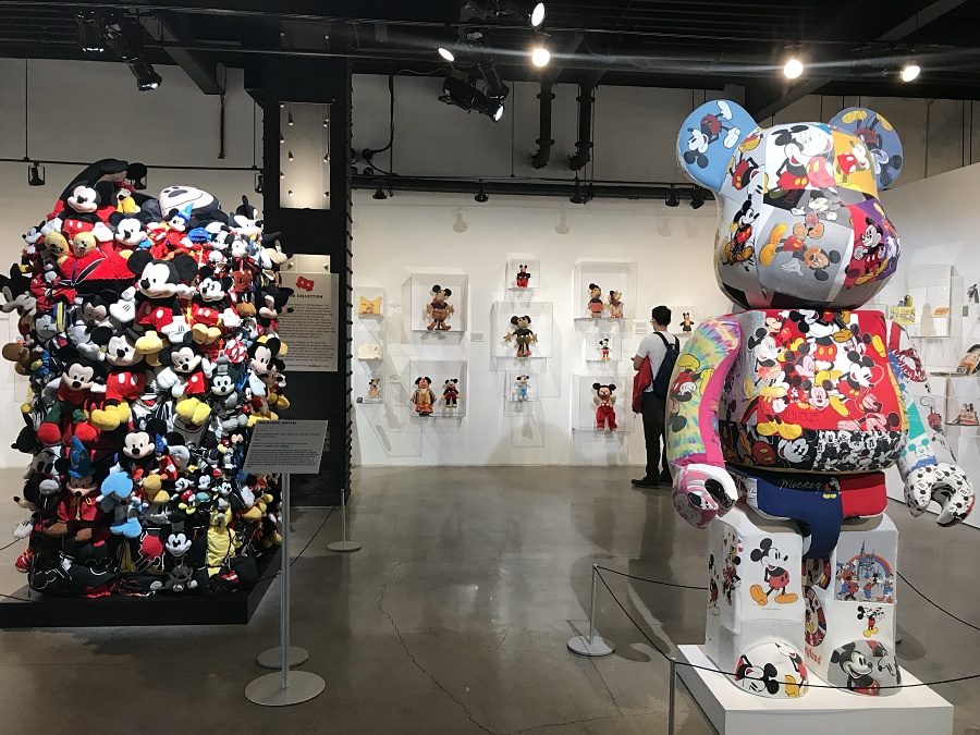 小檔米奇藝術展Shinique Smith 的《 Bale Variant No.0026 (Ode to my first love Mickey Mouse) 》_右方為 DRx 創作的《 3000_ Mickey Be@r 》