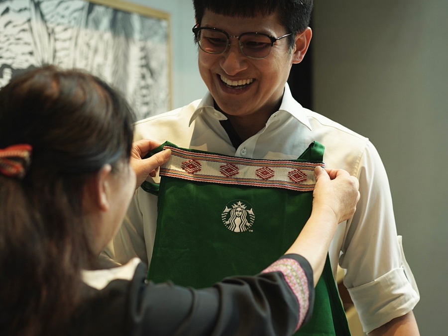 小檔星巴克更透過「財團法人花蓮縣私立和平永續慈善事業基金會」邀請到秀花工坊的石馬秀花老師，以當地最大的部族太魯閣族的文化為靈感來源，協同部落媽媽們編織出太魯閣族以淺色為主，引以為傲的祖靈之眼彩虹橋圖騰，正如同族人對於祖靈之眼的崇敬與信仰，代表著星巴克在地的每一位夥伴們，從人文出發，為每一位來訪的顧客虔誠熱情地獻上一杯咖啡。 (1)