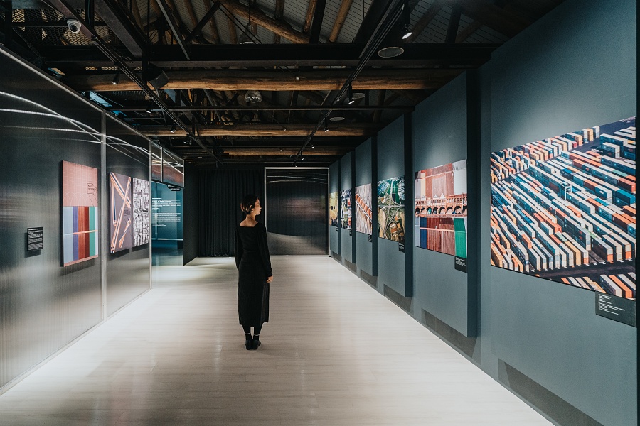 小檔看見・齊柏林基金會 《覓城》 展覽¹Ï¥| ®i³õ¦@¤À¬°4®i°Ï¡A¦b²Ä2®i°Ï³]­p®v±i·Á½÷³z¹LµøÄ±³]­p¡A±N»ô¬fªL§@«~¤¤¦U¦¡«°¥«½ü¹ø¡B½u±ø¡BÃC¦â¶i¦æ­«·sÂàÃ¶¡C