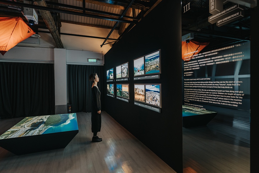 小檔看見・齊柏林基金會 《覓城》 展覽¹Ï¤­ ²Ä3®i°Ï¡u¼¤±æ»P¹Ú·QÈþ«°¥«ªº¦@¦s¡v¤¤¡A¯S§OÁÜ½Ð¦P¬°¼v¹³³Ð§@ªÌªº³¯±Ó¨Î¡A±aµÛ¤@³»¬õ±bÁO¡A¨«¶i»ô¬fªL¾Éºt´¿¸g«ö¤U§Öªùªº«°¥«¨¤¸¨¡A©Î±´¯Á¡B½èºÃ¡B´¦ÅS¡K¡K