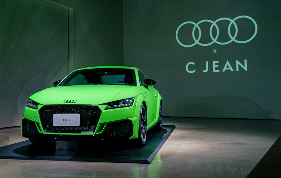 小檔台灣奧迪 x 時尚設計師C JEAN簡君嫄圖6：Audi TT RS Coupé（Kyalami Green）的車頭設計以六邊形蜂巢格柵式盾形水箱護罩，搭配霧面黑色烤漆，自信優雅之姿不言而喻