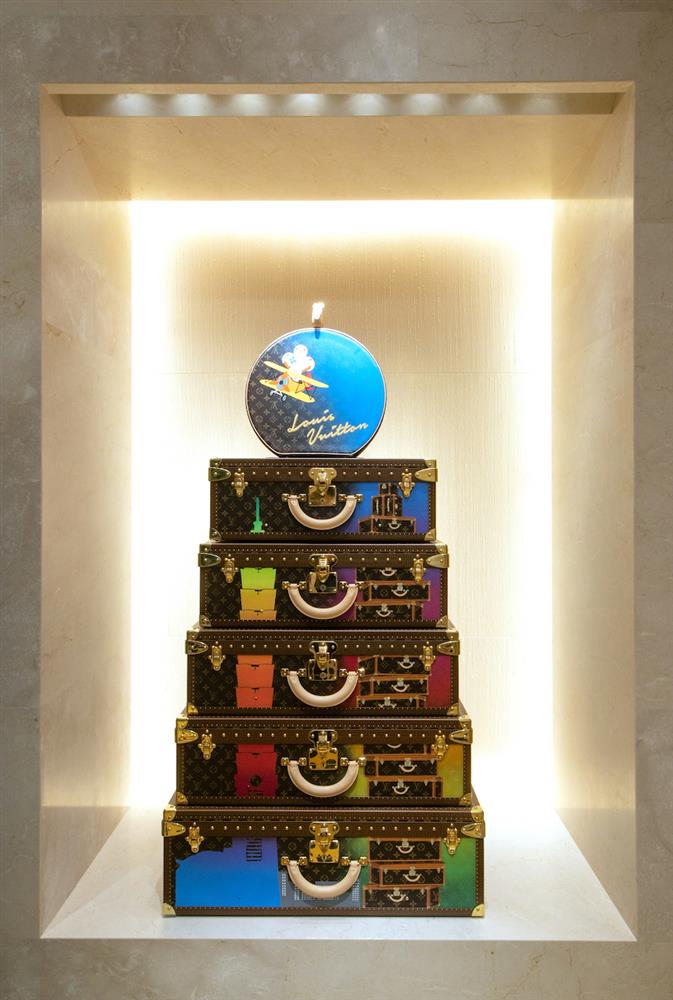 路易威登台北101旗艦店__101獨家硬箱塔