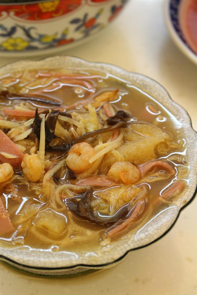 紅燒羹代表著綿延流長，重點其實在於增添口感的爆皮。