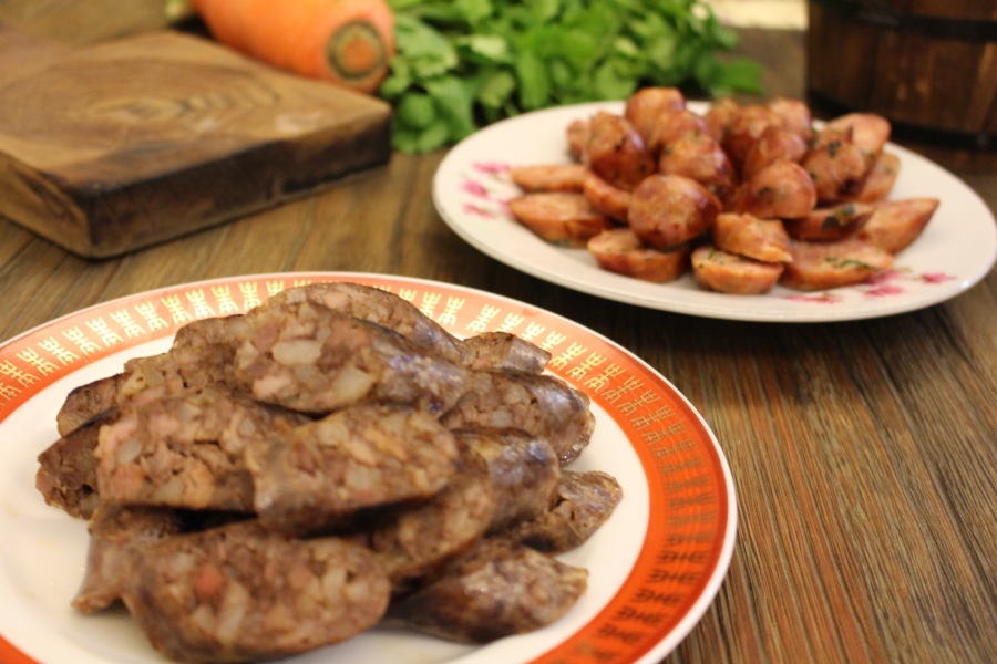 年菜中冷盤非常精彩，其中，香腸就包含藥膳口味、十全口味與人蔘口味等。
