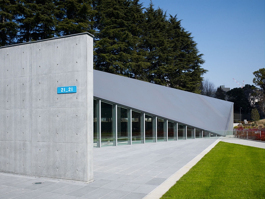 小檔佐藤卓89_21_21_03_new21_21美術館的標誌，取材自全日本都看得到的金屬門 牌，設計於2007年。