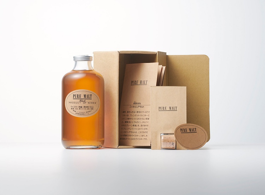 小檔佐藤卓211127_TSDO_01_21984年佐藤卓幫武將威士忌「純麥」系列做的設計，內 含一隻能重複使用的酒瓶。