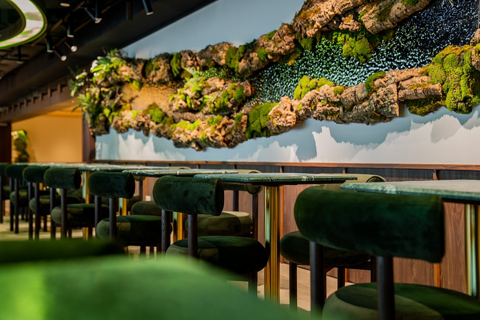 小檔天空興波 Simple Kaffa SolaSimple Kaffa Sola-7座位區背牆上長達11米的大型藝術裝置，則是硬是設計與「煙花蕨醒 Hanabi Plant」所共同創作