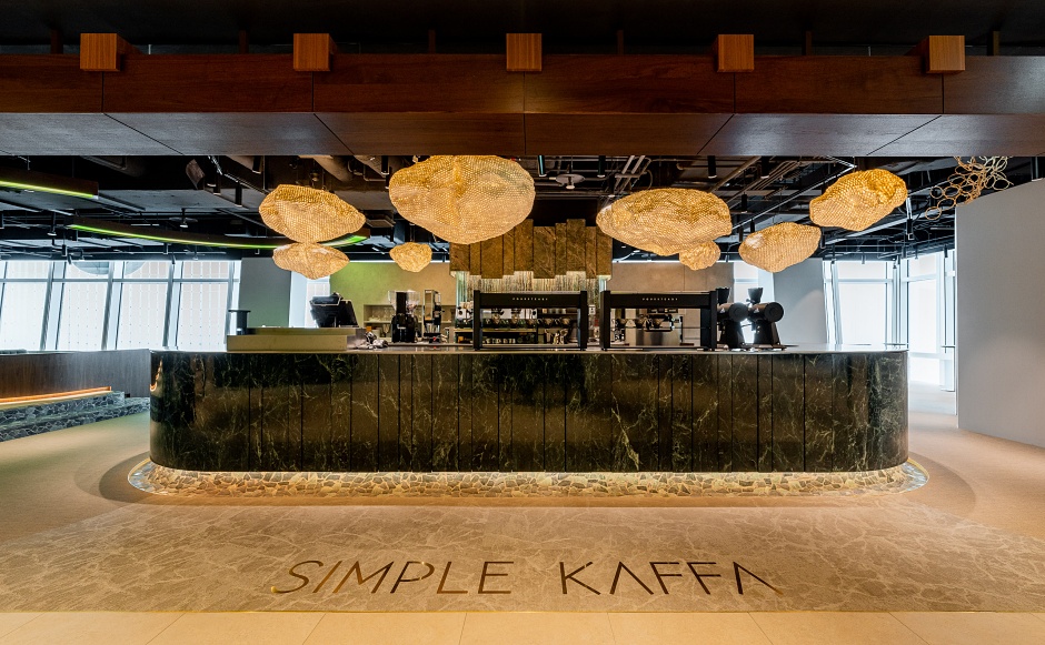 小檔天空興波 Simple Kaffa SolaSimple Kaffa Sola-3創辦人吳透以「天空之城」為主題打造彷如一幅畫作般的環狀吧檯