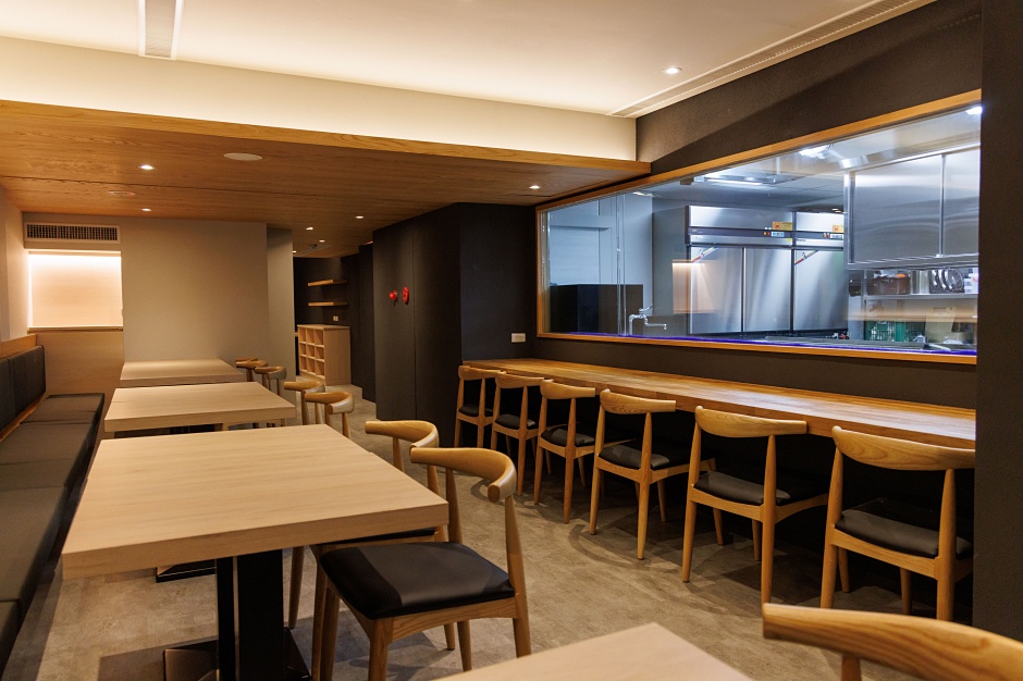 小檔日本鰻魚うなぎ四代目菊川台北分店店面照片-全景小檔日本鰻魚うなぎ四代目菊川台北分店店面照片-吧台區可觀賞料理狀況 小檔日本鰻魚うなぎ四代目菊川台北分店店面照片-全景小檔日本鰻魚うなぎ四代目菊川台北分店店面照片-吧台區可觀賞料理狀況