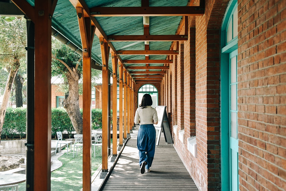 小檔星巴克台南文創門市以紅磚瓦x藍窗花 融合和洋建築語彙 再現復古風華 (2)