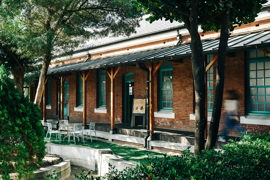 小檔星巴克台南文創門市以紅磚瓦x藍窗花 融合和洋建築語彙 再現復古風華 (4)