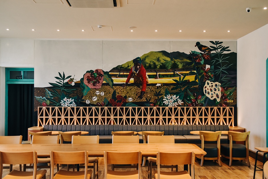 小檔呼應古蹟的歷史意義，星巴克更特別邀請台南在地的國寶級藝術家顏振發老師為門市手繪兩組藝術造型畫，將代表星巴克的咖啡莊園農作實景，鮮明的復刻於古蹟中，分別落於門市兩側壁面 (1)