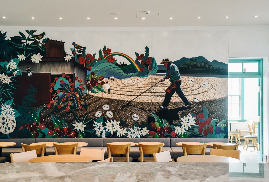 小檔呼應古蹟的歷史意義，星巴克更特別邀請台南在地的國寶級藝術家顏振發老師為門市手繪兩組藝術造型畫，將代表星巴克的咖啡莊園農作實景，鮮明的復刻於古蹟中，分別落於門市兩側壁面 (2)