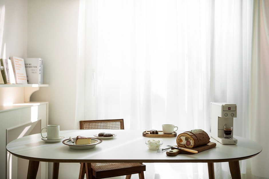 小檔文章使用首圖IG當紅韓國宅家咖啡飲品‧甜點師朴星美(솜솜이@som_e92 )，在《早安‧午安 Home café》一書中，教大家利用家庭式基本設備，並透過組合、堆疊的技巧，呈現出69種韓風咖啡館的經典menu。