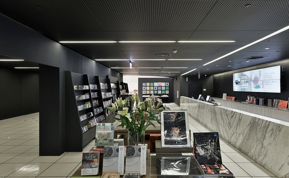 小檔誠品書店衛武營限定店圖12. 書區規劃各類話題新書及暢銷推薦書籍，還有豐富且脈絡完整的藝術類別書籍。(1)