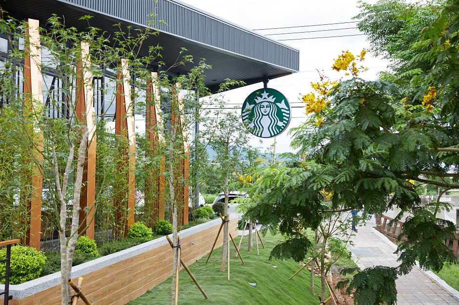 小檔星巴克「芎林文德門市」即起開幕，呼應芎林鄉內繁茂青蔥的桂竹林，星巴克以「竹林之美，咖啡園林」為主題打造此門市。 (5)