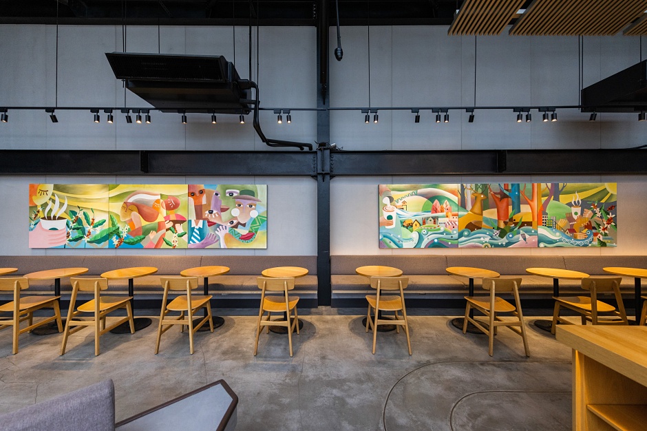 小檔花蓮和平門市artwork藝術牆面，邀請出身泰雅族的「米路．哈勇」老師創作，以6幅小圖講述出生命的連結從一杯咖啡開始，如同種子落在人心中生根發芽，藉著咖啡來澆灌滋潤大地，沿著山脈流入花蓮和平地區注入新的生命，具體展現了星巴克與在地人對於土地的熱愛，互相共生共享的故事 (2)