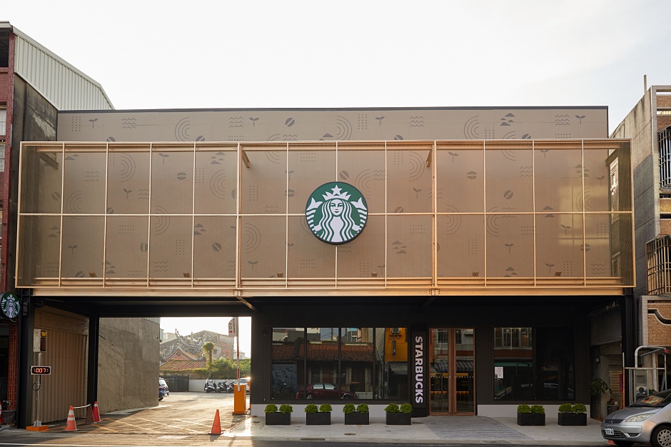 小檔台南新化門市外觀將老街立面富含歷史故事的設計元素運用於建物頂部，在外觀立面以金屬銅色網加上星巴克元素的內底牆壓紋設計，照映出動人的璀璨華麗，一如遊覽新化老街富饒的歷史軌跡總讓人驚艷不已