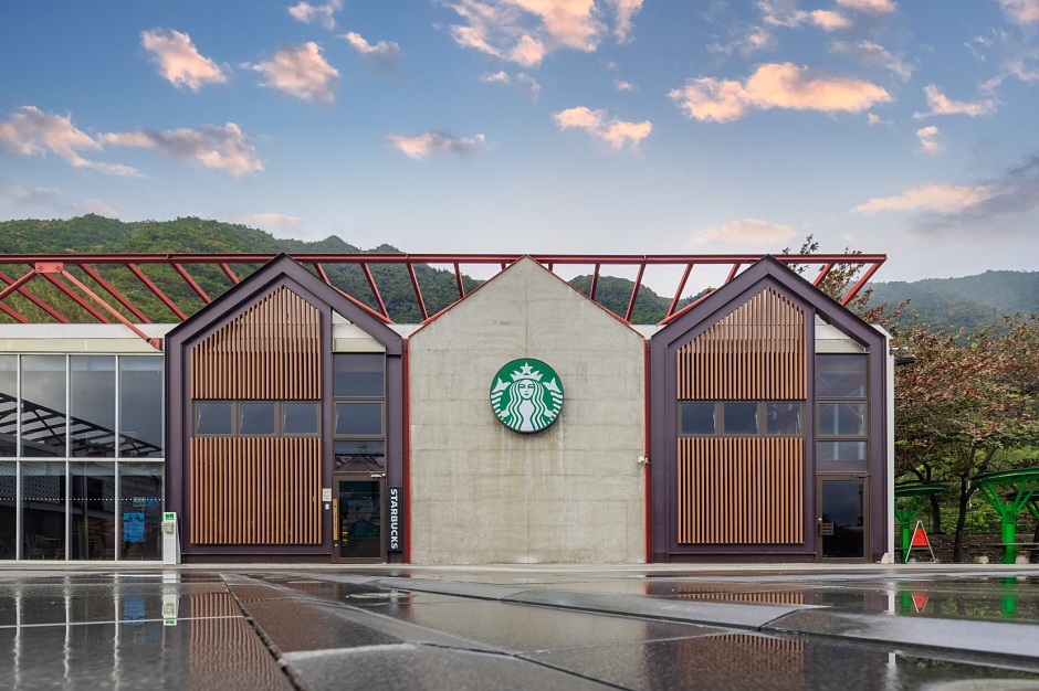 小檔從一杯咖啡出發，星巴克致力讓所在的社區更好，做為星巴克企業使命的體現，同時呼應永續經營的承諾，星巴克今宣布，台灣市場首間社區共榮門市(Community Store)-位於花蓮台泥DAKA園區的花蓮和平門市盛大開幕 (2)