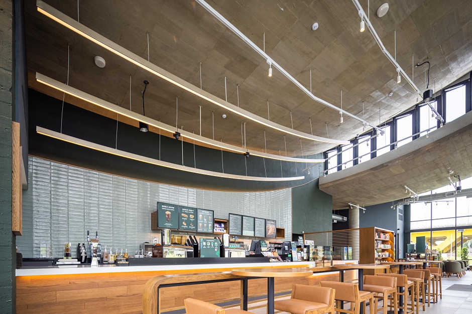 小檔首間結合運動主題的門市，星巴克「松竹洲際門市」於6月23日盛大開幕，以靈感來自鄰近洲際棒球場與台中巨蛋，門市設計以曲線、圓融、流線、棒球為設計發想 (1)