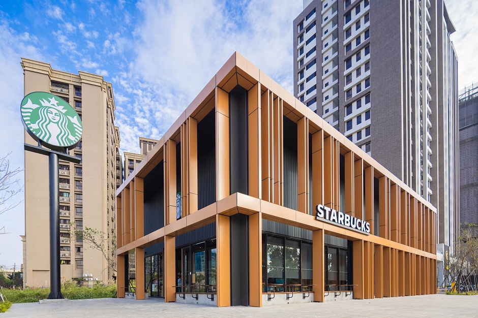 小檔星巴克八德興豐門市以桃園千塘鄉美名，及曾培育出在地原生種稻米的八德區，從高空俯瞰，門市正以「金色輝煌、千塘之鄉」為靈感，整體以古銅金的長條型俐落垂直線條交錯設計，隨不同光線層次及明亮變化，呼應金色稻穀的豐收飽滿，加上錯落在格柵線條的大面玻璃窗，有如豐富桃園地貌的各處埤塘 (1)