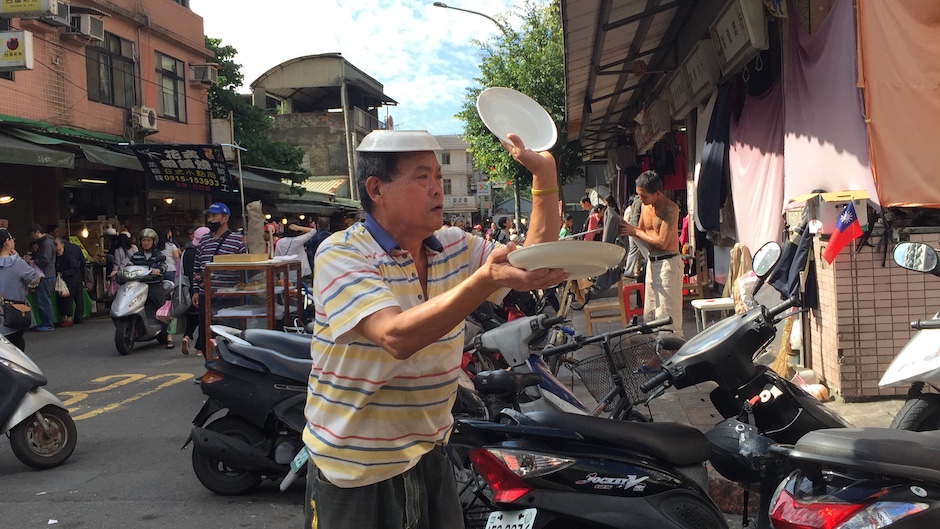 木柵市場頭頂碗盤的叫賣阿伯 